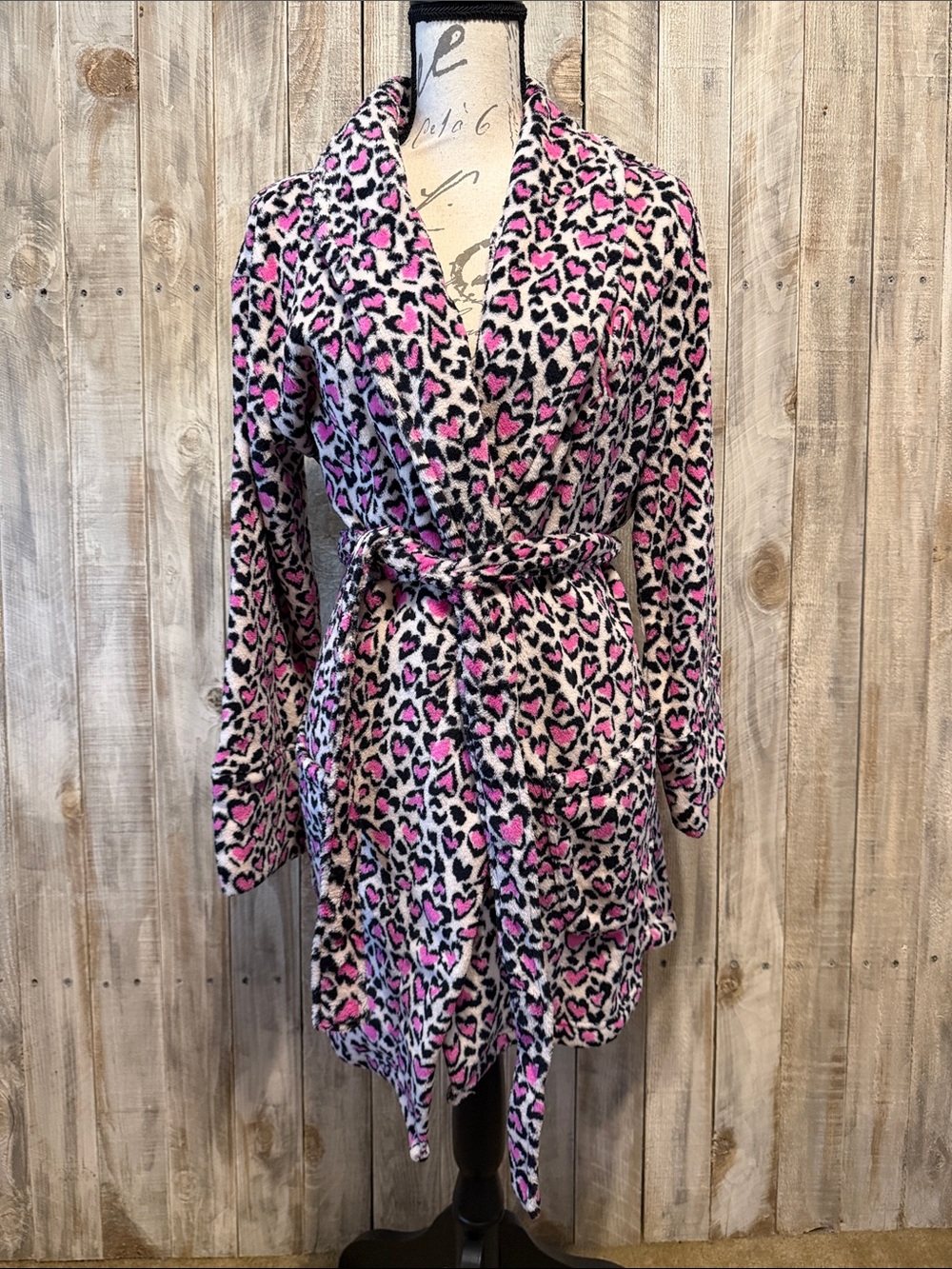 Runs Large NWT Victoria’s Secret Heart Animal Print Short Fleece Robe